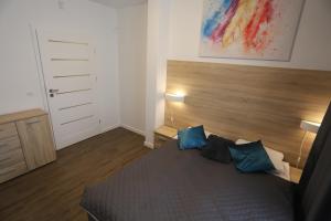 A bed or beds in a room at Apartamenty MGM Legionowo