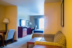 Ein Sitzbereich in der Unterkunft Holiday Inn Express Hotel & Suites Acme-Traverse City, an IHG Hotel