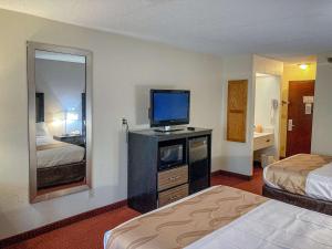 Postel nebo postele na pokoji v ubytování Motel 6 Elkhart, IN + 25 fotografií