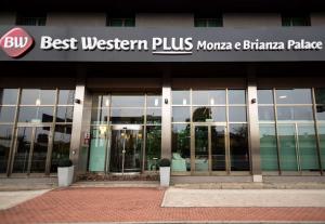 Um edifício com um cartaz que diz "Best Western Plus Morales Tomato Palace" em Best Western Plus Hotel Monza e Brianza Palace em Cinisello Balsamo