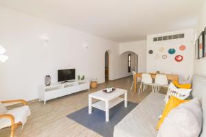 ein Wohnzimmer mit einem Sofa und einem Tisch in der Unterkunft Sunny Home Oura By ALzira in Albufeira