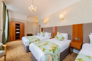Uma cama ou camas num quarto em Castle Hotel