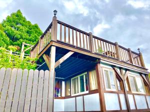 Rõdu või terrass majutusasutuses Home Box