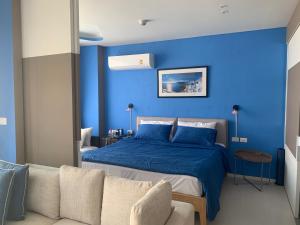 Postel nebo postele na pokoji v ubytování Santorini Khao Takiab Huahin Beach Front + 18 fotografií