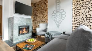 sala de estar con sofá y chimenea en Czeremcha - Ostoja Bukowinki en Jaworki