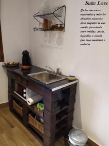 cocina con fregadero y encimera en Suite Love Jacuzzi (Casas Toya) en Uceda