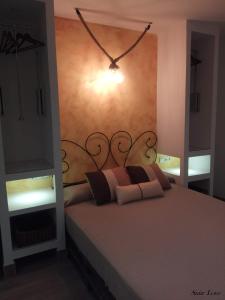 Uceda的住宿－Suite Love Jacuzzi (Casas Toya)，一间卧室配有一张带金属床头板的床