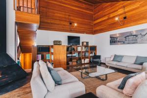 A seating area at BARANDI URBASA CASA RURAL