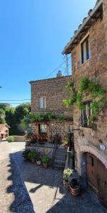 une maison en pierre avec un escalier en face de celle-ci dans l'établissement Appartamento al Borgo, à Ronciglione