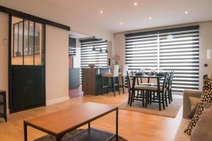 un soggiorno con tavolo e una sala da pranzo di Cocoon in East-Brussels a Wezembeek-Oppem