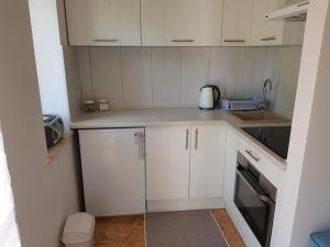 Kuchyňa alebo kuchynka v ubytovaní SoSopot Apartament przy Plaży -150m, 2-4 osoby, parking + 3 fotografie