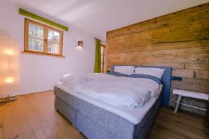 Ένα ή περισσότερα κρεβάτια σε δωμάτιο στο Alpenchalet Kogel
