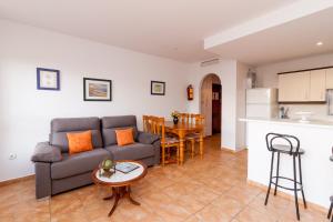 un soggiorno con divano e tavolo di Cañada del Barco Holiday Apartment a Torrox