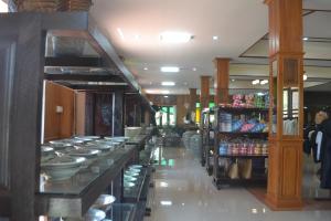 Σούπερ μάρκετ ή άλλα καταστήματα σε αυτό το θέρετρο ή εκεί κοντά