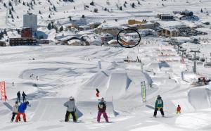 un grupo de personas esquiando en una pista cubierta de nieve en Casa Vacanza Tonale CIPAT -AT-25357uno, en Passo del Tonale