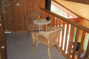einen kleinen Tisch und Stühle in einer Hütte in der Unterkunft Ferienhaus Anke nur für Urlauber! in Bremke