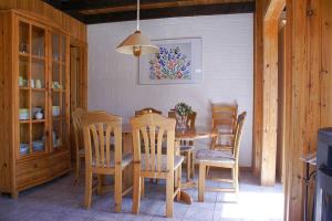ein Esszimmer mit einem Holztisch und Stühlen in der Unterkunft Ferienhaus Anke nur für Urlauber! in Bremke