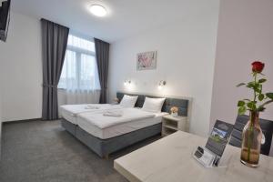 Postel nebo postele na pokoji v ubytování Hotel Roztocze