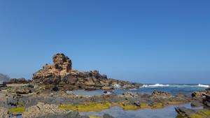 una formación rocosa en la orilla del océano en Abrigo das Nortadas en Vila do Bispo