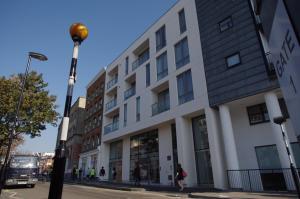 um edifício numa rua com pessoas a andar na frente dele em Super Nice Clerkenwell Home em Londres