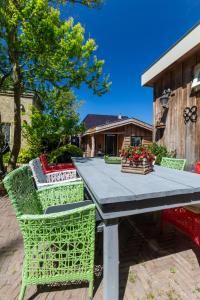 奧德斯希爾德的住宿－Stella Maris，庭院里配有带椅子和鲜花的野餐桌