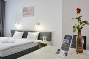 Postel nebo postele na pokoji v ubytování Hotel Roztocze
