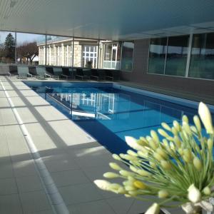 una piscina en medio de un edificio en Grand Hôtel des Rasses & Wellness, en Les Rasses
