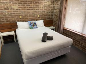 - une chambre avec un lit et 2 serviettes dans l'établissement Lake Albert Motel, à Meningie