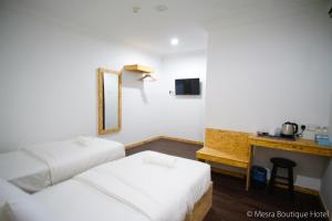 Postel nebo postele na pokoji v ubytování Mesra Boutique Hotel