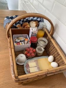 a basket filled with food and drinks on a table at Uitzicht op de haven in Kollum