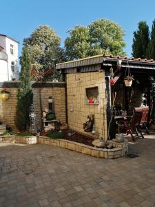een klein stenen schuurtje met een tafel en een terras bij USIS_FERIENWOHNUNG im Harz in Quedlinburg +56 foto's