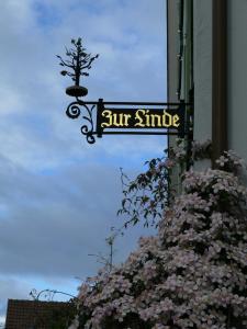 a street sign for a sun smile sign with flowers at Hotel Linde Leutkirch in Leutkirch im Allgäu