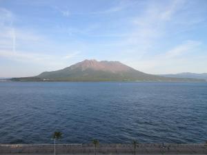 una montaña en medio de un gran cuerpo de agua en ウォーターゲート鹿児島, en Kagoshima