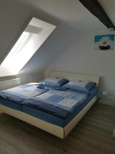 uma cama num quarto com uma janela em Susan's ole Schoolhus em Fehmarn