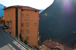 Vista generica sulle montagne o vista sulle montagne dall'interno dell'hotel