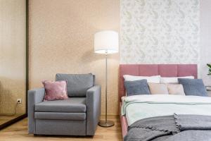 
A bed or beds in a room at Apartments near Pulkovo Airport and Expoforum
