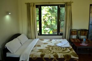 Ένα ή περισσότερα κρεβάτια σε δωμάτιο στο Chitwan Village Resort