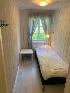 Een bed of bedden in een kamer bij Rinkeby Gård