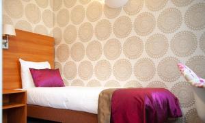 Postel nebo postele na pokoji v ubytování Hotel Kontakt der Kontinenten