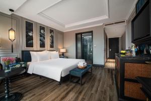 Postel nebo postele na pokoji v ubytování Solaria Hanoi Hotel