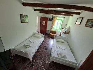 um quarto com duas camas e uma sala de estar em Vaggelis Traditional House em Spetses