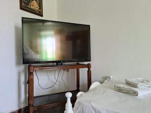 TV a/nebo společenská místnost v ubytování Vaggelis Traditional House