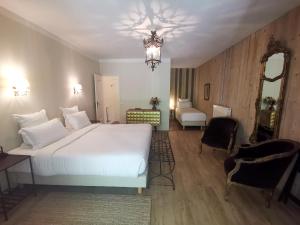 Un ou plusieurs lits dans un hébergement de l'établissement Hôtel Sous les Figuiers - Piscine, parking, centre ville