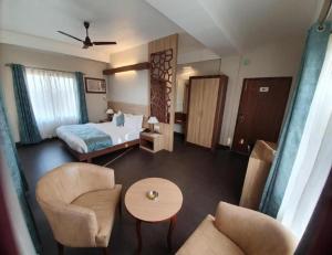 Postel nebo postele na pokoji v ubytování Hotel Gulmohar Grand