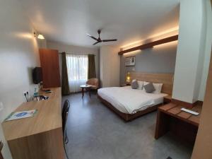 Postel nebo postele na pokoji v ubytování Hotel Gulmohar Grand