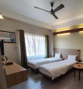 Postel nebo postele na pokoji v ubytování Hotel Gulmohar Grand