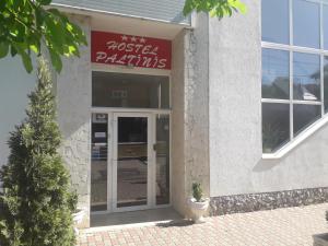 un edificio con un letrero que lee plectricos musicales en Hostel Paltinis en Hunedoara