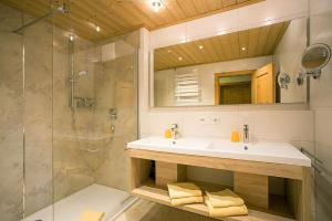 un baño con lavabo y ducha en Ferienhaus Haußmann, en Schwangau 151 fotos más