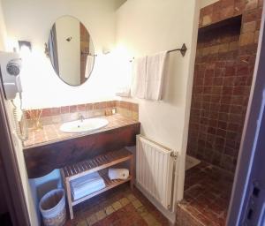 Salle de bains dans l'établissement Hôtel Sous les Figuiers - Piscine, parking, centre ville