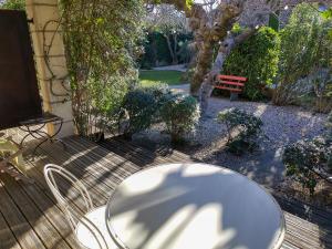 Jardin de l'établissement Hôtel Sous les Figuiers - Piscine, parking, centre ville